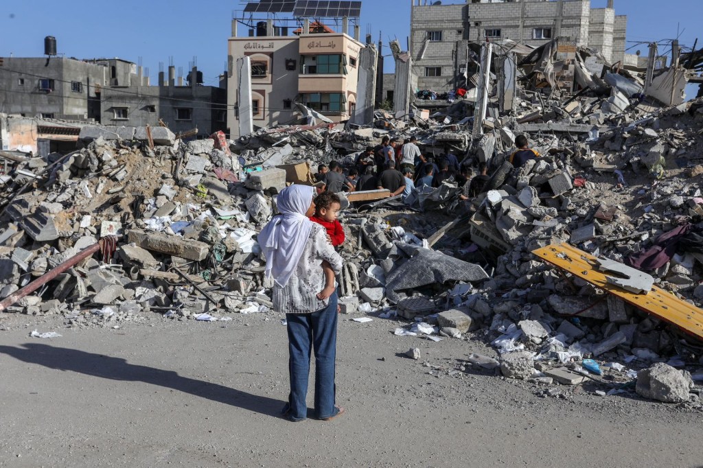 La gente busca entre los escombros después de los ataques aéreos israelíes en Rafah, Gaza, el viernes. (Abed Rahim Khatib/Agencia Anadolu/Getty Images)
