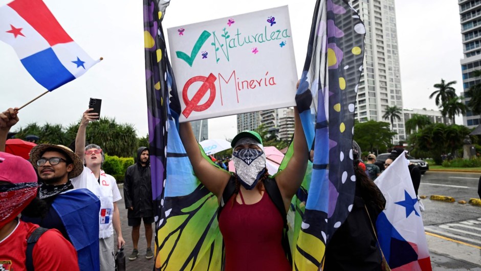 Manifestantes protestan contra el contrato gubernamental con la empresa minera canadiense First Quantum y su filial Minera Panamá. (Foto de LUIS ACOSTA/AFP vía Getty Images)