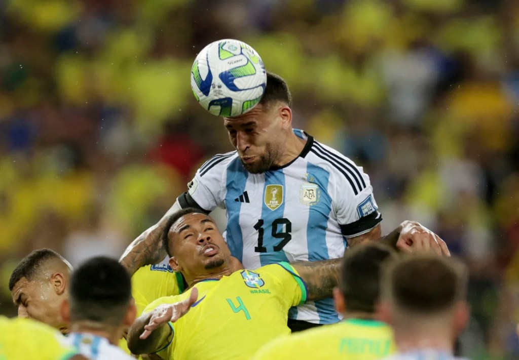 El cabezazo de Otamendi le dio a Argentina una famosa victoria. (Ricardo Moraes/Reuters)