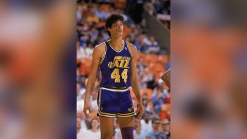 José Ortiz, #44 del Utah Jazz, en la cancha durante un partido de la NBA en el Salt Palace de Salt Lake City, Utah, en 1989. (Crédito: Mike Powell/Getty Images)