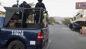 La policía circula por las calles de Apatzingán, Michoacán, en una fotografía de archivo. (ALFREDO ESTRELLA/AFP via Getty Images)