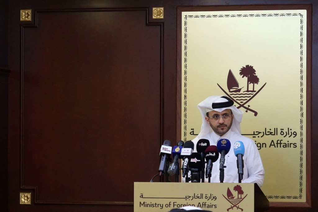 Majed Al-Ansari, portavoz del Ministerio de Asuntos Exteriores de Qatar, celebra una sesión informativa semanal en Doha. (Imad Creidi/Reuters)