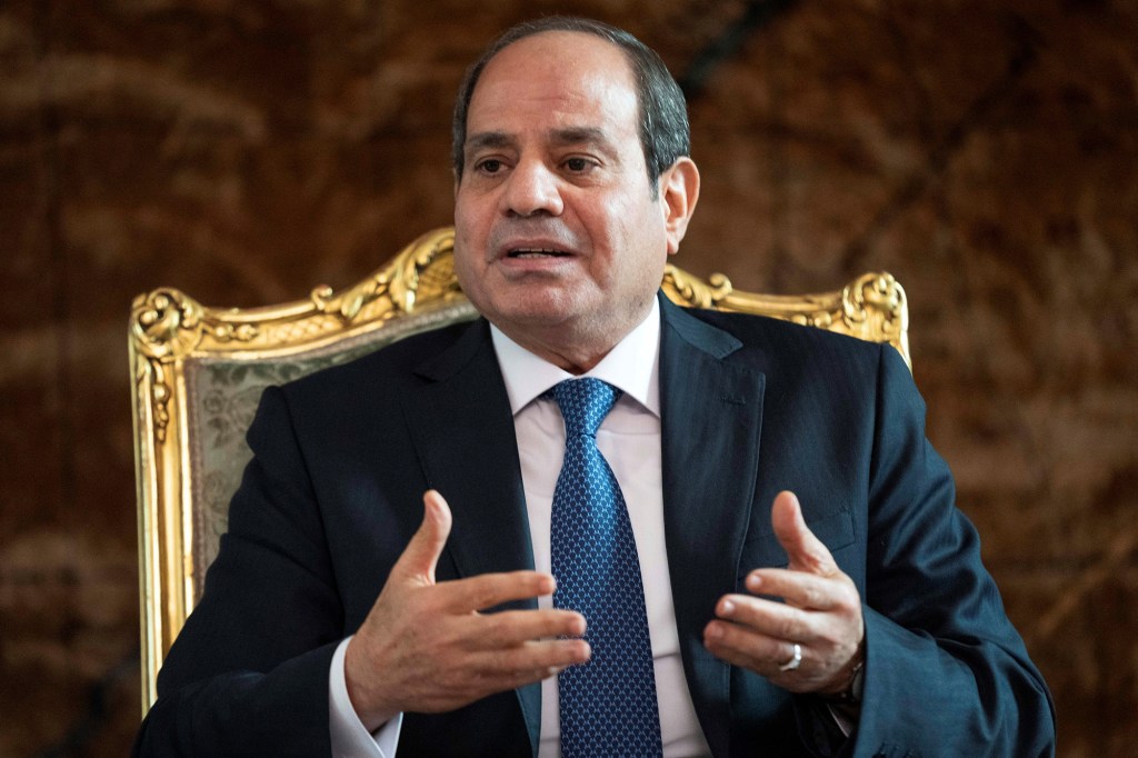 Il presidente egiziano Abdel Fattah El-Sisi parla durante un incontro con il segretario di Stato americano Antony Blinken al Palazzo Ittihadiya al Cairo, in Egitto, il 15 ottobre.  (Jacqueline Martin/Reuters)