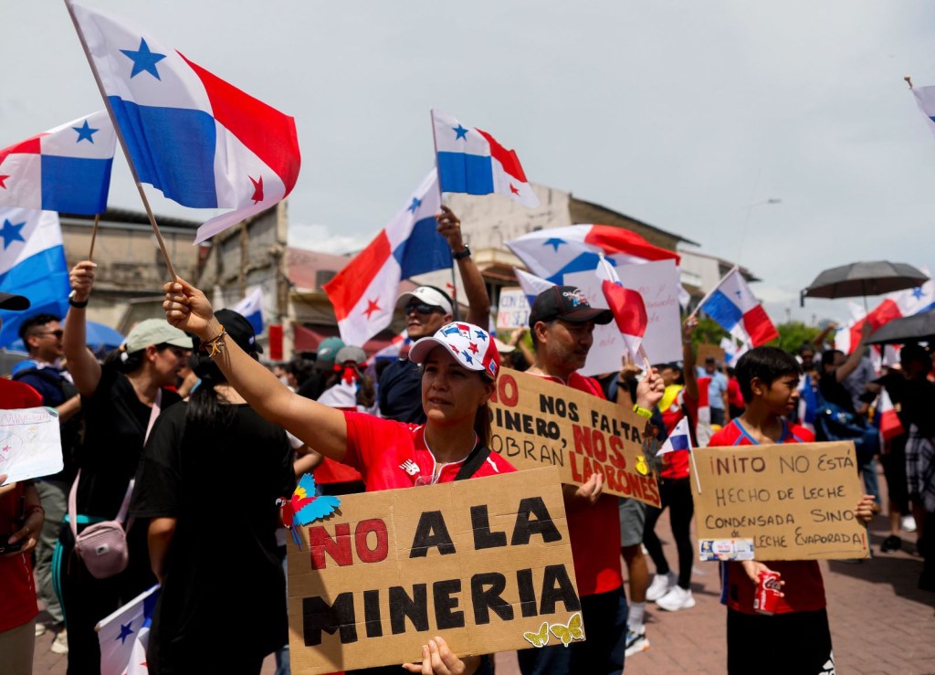 La gente protesta durante una marcha contra el contrato gubernamental con la empresa minera canadiense First Quantum y su filial Minera Panamá en la Ciudad de Panamá el 3 de noviembre de 2023. (ROBERTO CISNEROS/AFP via Getty Images)