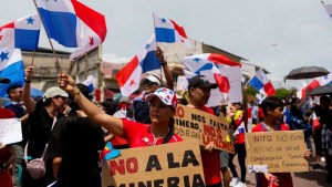 La gente protesta durante una marcha contra el contrato gubernamental con la empresa minera canadiense First Quantum y su filial Minera Panamá en la Ciudad de Panamá el 3 de noviembre de 2023. (ROBERTO CISNEROS/AFP via Getty Images)