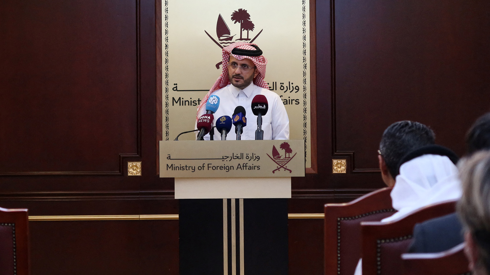El portavoz del Ministerio de Asuntos Exteriores de Qatar, Majed Al-Ansari, habla con periodistas durante una conferencia de prensa en Doha, Qatar, el 23 de noviembre. (Imad Creidi/Reuters)
