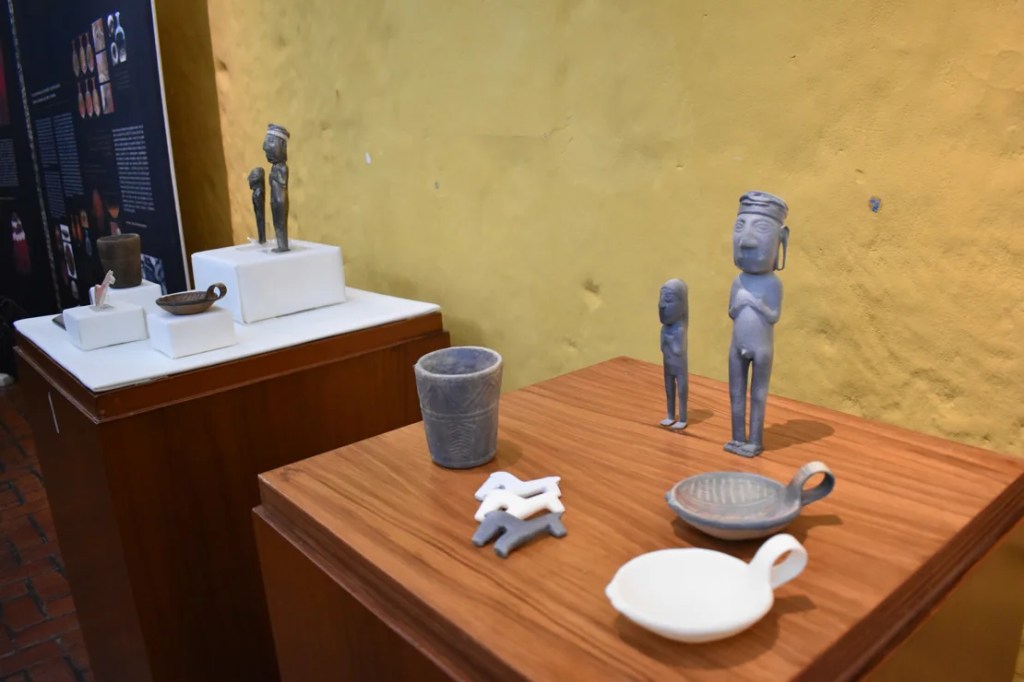 Réplicas de los artefactos enterrados con la Doncella de Hielo. Los visitantes pueden tocarlas para sentir su peso y textura. (Crédito: cortesía Dagmara Socha)