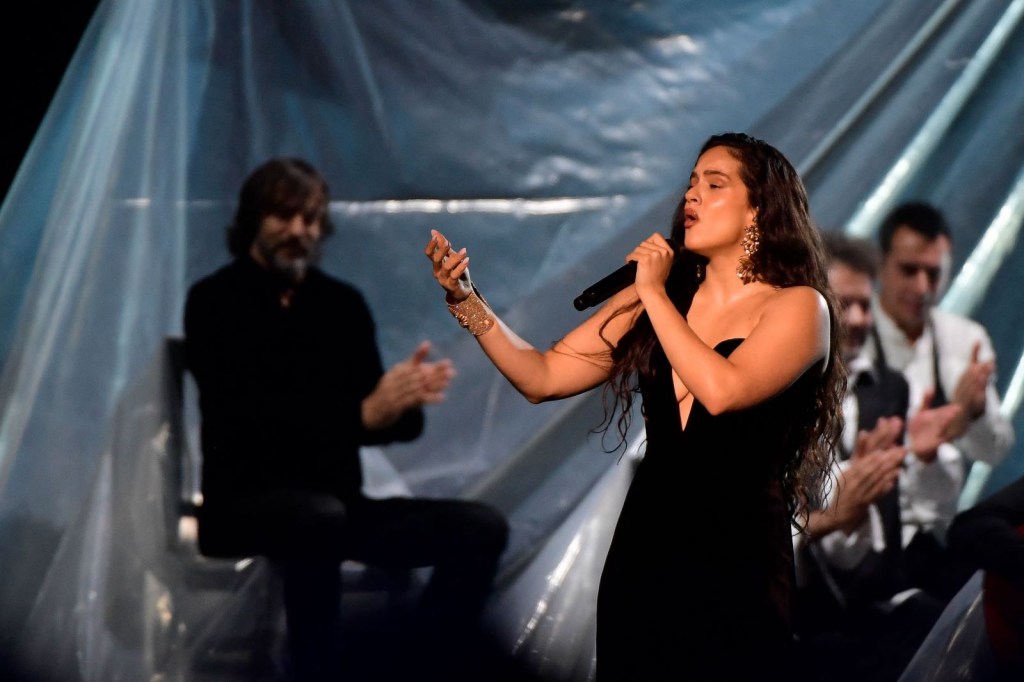 La cantante española Rosalía durante la 24ª ceremonia anual de los Premios Grammy Latinos en el Centro de Exposiciones y Conferencias (FIBES) de Sevilla el 16 de noviembre de 2023. (CRISTINA QUICLER/AFP via Getty Images)