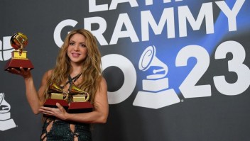 Shakira posa con sus premios Grammy 2023. (JORGE GUERRERO/AFP via Getty Images)
