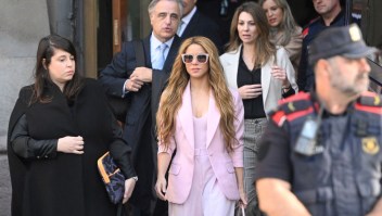 La cantante colombiana Shakira abandona el Tribunal Superior de Justicia de Cataluña después de asistir a su juicio por fraude fiscal, en Barcelona el 20 de noviembre de 2023. (Foto de JOSEP LAGO/AFP vía Getty Images)