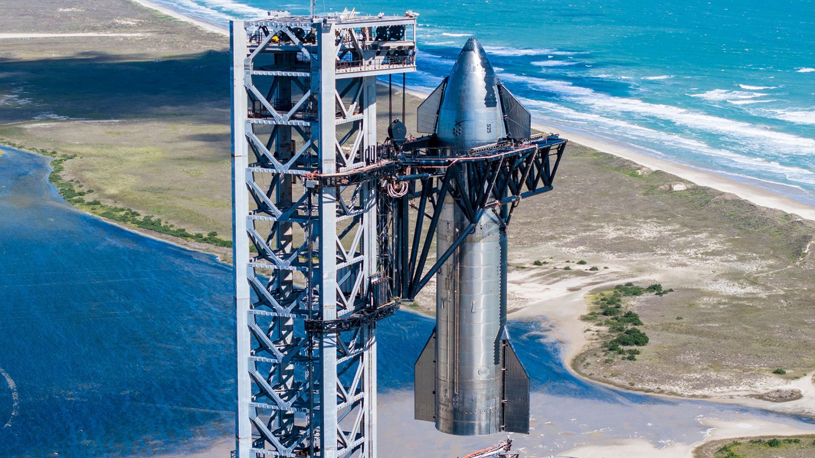 SpaceX coloca su prototipo de vehículo Starship 25 encima de un propulsor Super Heavy a mediados de octubre en Starbase en Boca Chica, Texas, mientras la compañía se prepara para su segundo vuelo de prueba. (SpaceX/UPI/Shutterstock)