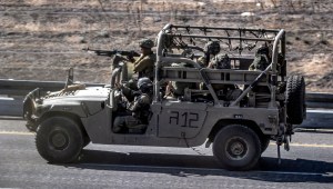 Soldados del ejército israelí sentados en un Humvee que avanza por una carretera cerca de la frontera con la Ciudad de Gaza en el sur de Israel el 3 de noviembre de 2023. (Foto de FADEL SENNA/AFP vía Getty Images)