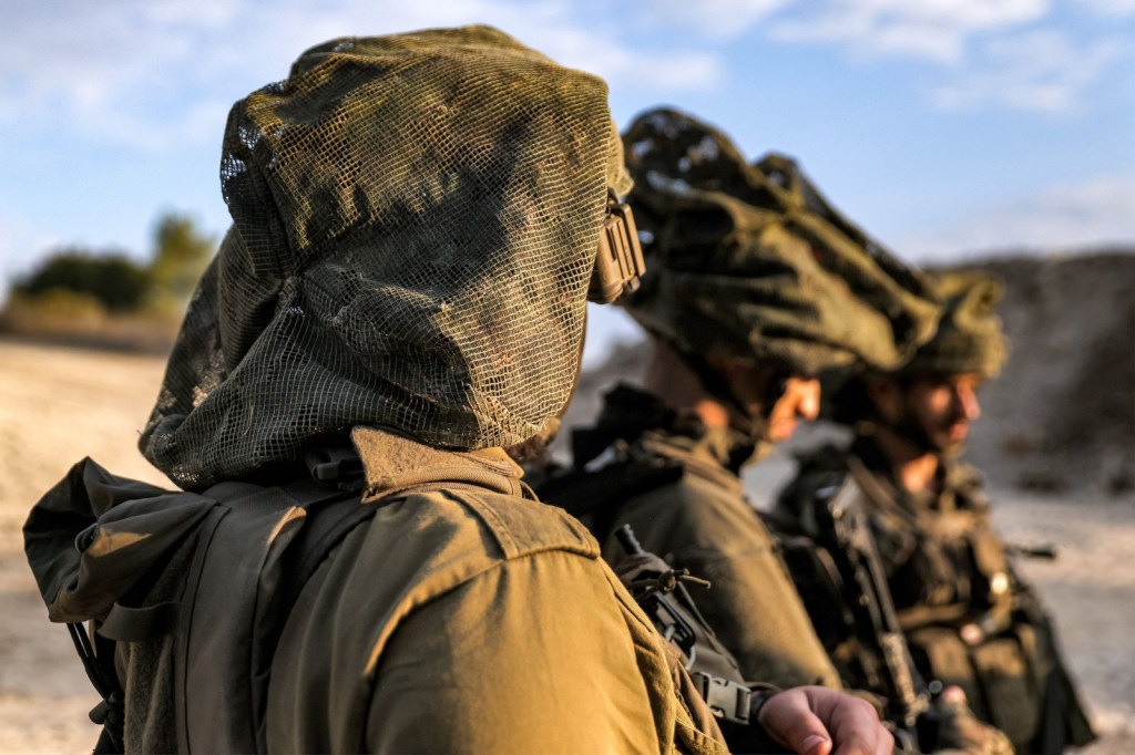 Soldados israelíes en la región de la Alta Galilea en el norte de Israel, cerca de la frontera con el Líbano, el 1 de noviembre de 2023, en medio de crecientes tensiones transfronterizas entre Hezbollah e Israel mientras continúan los combates en el sur. (Foto de JALAA MAREY/AFP vía Getty Images)