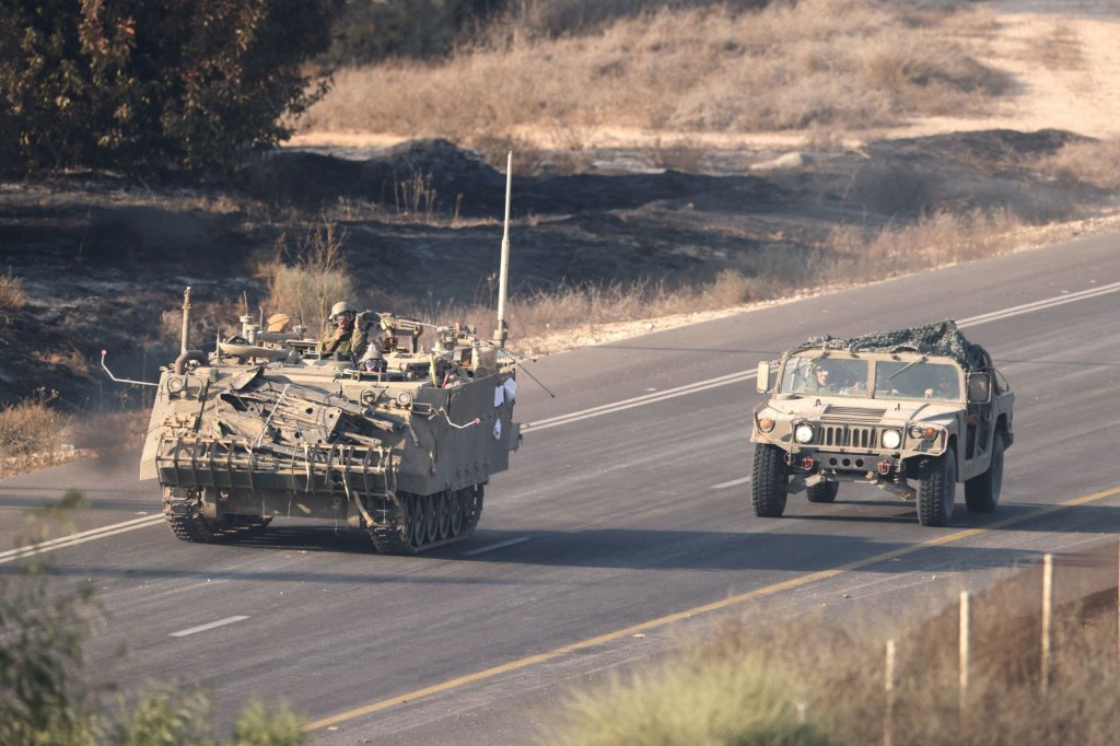 Un convoy militar israelí avanza a lo largo de la frontera entre Israel y Gaza el 2 de noviembre de 2023, en medio de batallas en curso entre Israel y el movimiento palestino Hamas. (Foto de JACK GUEZ/AFP vía Getty Images)