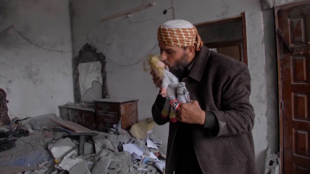 Khaled Nabhan besa la muñeca de Reem encontrada entre los escombros de la casa de su familia el 27 de noviembre. (Crédito: CNN)