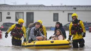 Personas son rescatadas de sus chalets de vacaciones en Freshwater Beach Holiday Park en Burton Bradstock, Dorset, Inglaterra, el 2 de noviembre de 2023. Finnbarr Webster/Getty Images