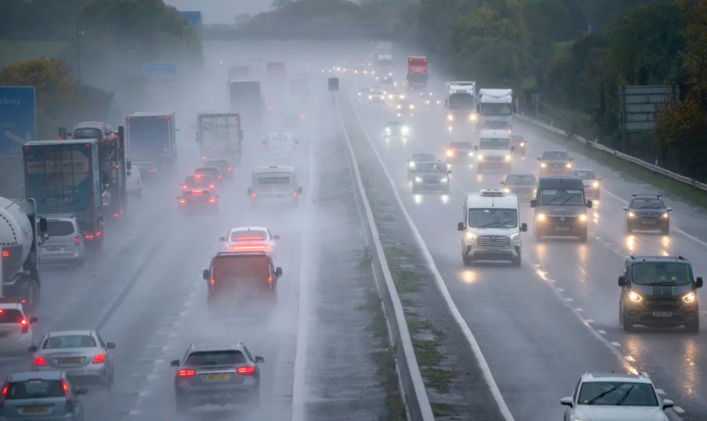 Lluvias y vientos azotan la red de autopistas M5 en Somerset, Inglaterra. (Ben Birchall/AP).