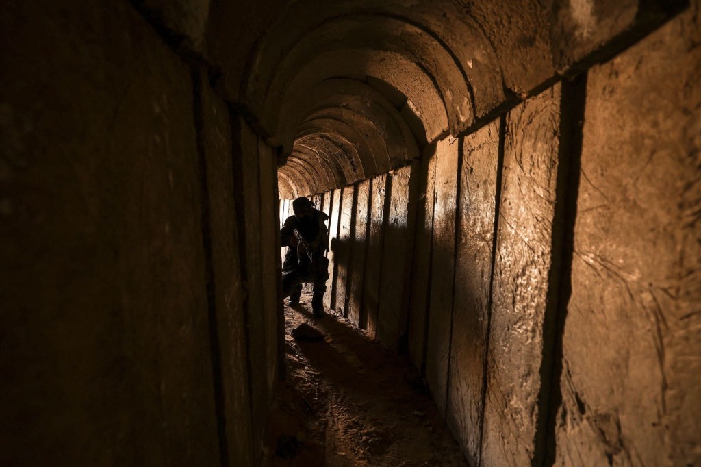 Fotografía de archivo que muestra un túnel en la Ciudad de Gaza, el 17 de abril de 2022. (Foto de MAHMUD HAMS/AFP vía Getty Images)