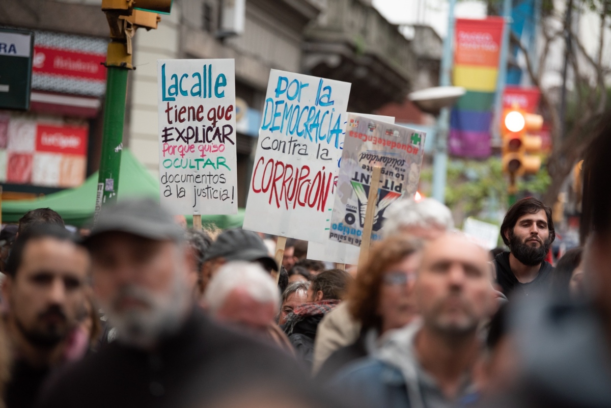 Cientos de personas protestan en Uruguay contra la corrupción