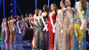 Las concursantes de Miss Universo 2023 posan en el escenario durante la presentación del traje de noche durante la competencia preliminar del certamen. (Foto de Héctor Vivas/Getty Images)