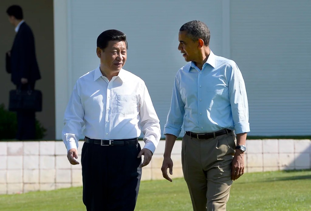 El expresidente de Estados Unidos, Barack Obama, y el líder chino, Xi Jinping, conversan mientras dan un paseo en el Retiro Annenberg en Sunnylands en Rancho Mirage, California, el 8 de junio de 2013. (Jewel Samad/AFP/Getty Images)