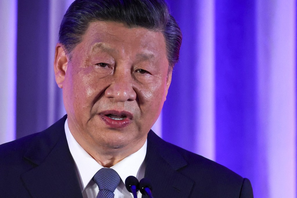 El presidente de China, Xi Jinping, habla al margen de la cumbre del Foro de Cooperación Económica Asia-Pacífico (APEC) en San Francisco, California, el 15 de noviembre. (Carlos Barria/Reuters)