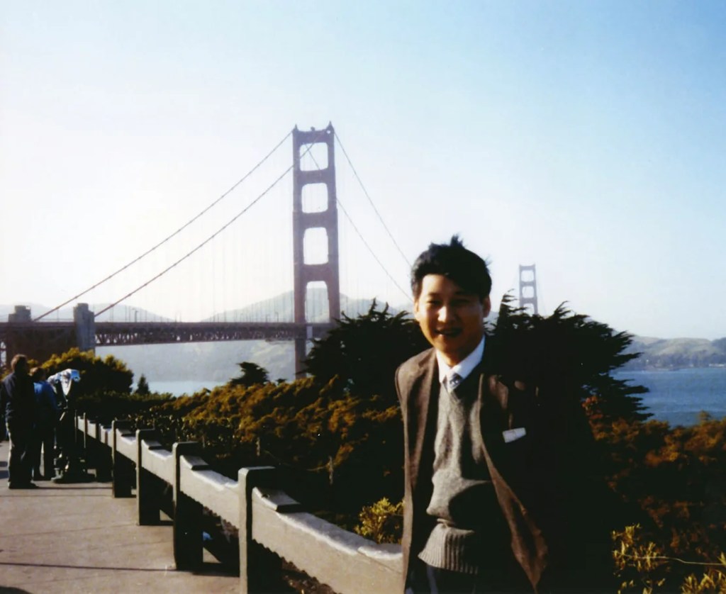 Xi Jinping, que entonces tenía 31 años, posa para fotografías frente al puente Golden Gate mientras visita San Francisco en 1985. (Xinhua/Newscom)