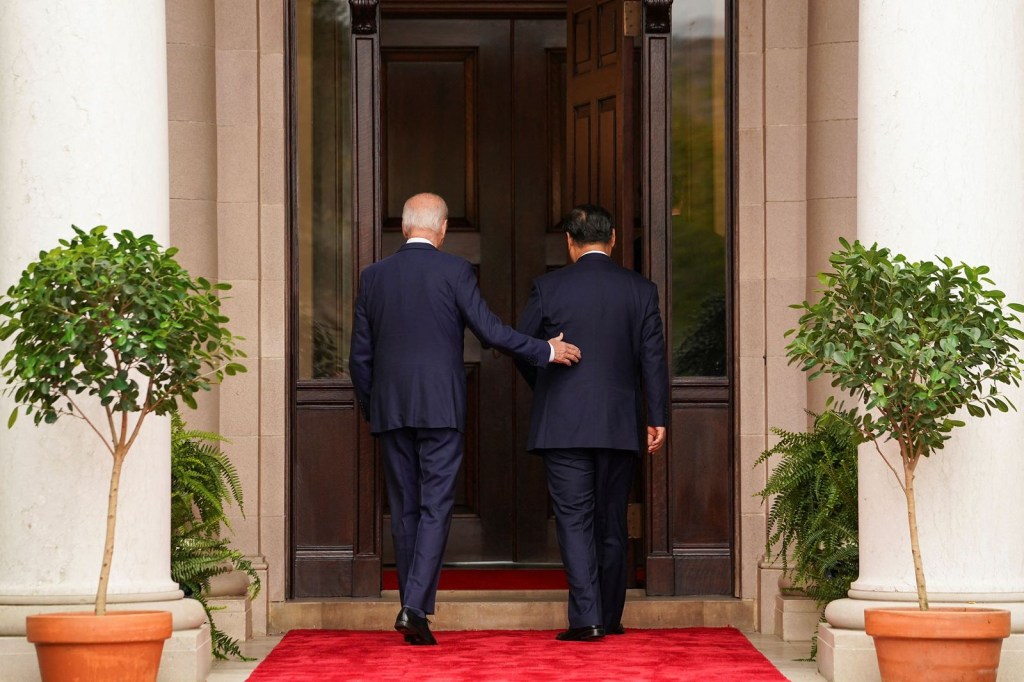 El presidente de Estados Unidos, Joe Biden, da la bienvenida al presidente chino Xi Jinping en la finca Filoli al margen de la cumbre de APEC, en Woodside, California, el miércoles.  (Kevin Lamarque/Reuters)