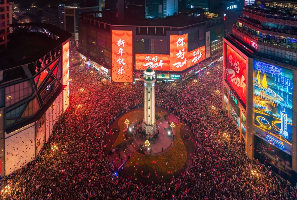 Un gran número de personas se reúnen bajo el Monumento Jiefang para escuchar la campana de año Nuevo y lanzar globos de deseos para dar la bienvenida a 2024 en Chongqing, China, 31 de diciembre de 2023. (Crédito: CFOTO/a través de Getty Images)