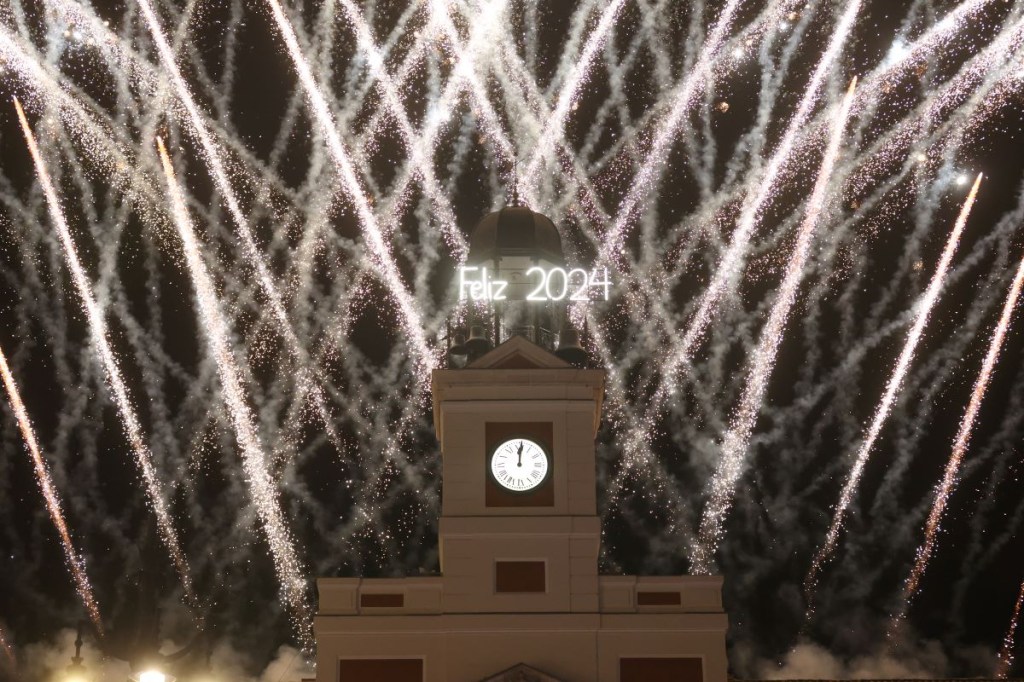  El reloj de la Real Casa de Correos celebra la llegada del 2024 con fuegos artificiales, tras las campanadas de Nochevieja 2023, en la Puerta del Sol, el 1 de enero de 2024, en Madrid, España. (Foto de Eduardo Parra/Europa Press vía Getty Images)