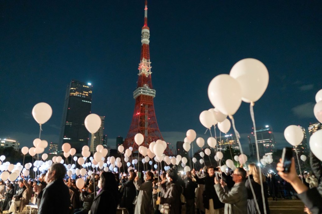 La gente suelta globos frente a la Torre de Tokio durante un evento de cuenta regresiva organizado por la Torre Prince Park de Tokio el 1 de enero de 2024 en Tokio, Japón. La gente en Tokio celebró la llegada del Año del Dragón, el signo zodiacal de 2024. (Foto de Tomohiro Ohsumi/Getty Images)