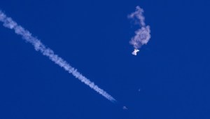 En esta foto proporcionada por Chad Fish, los restos de un gran globo flotan sobre el océano Atlántico, frente a la costa de Carolina del Sur, con un avión de combate y su estela debajo, el 4 de febrero de 2023. (Chad Fish vía AP, Archivo)