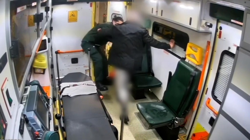 Video: Paramédico es agredido en una ambulancia en Londres