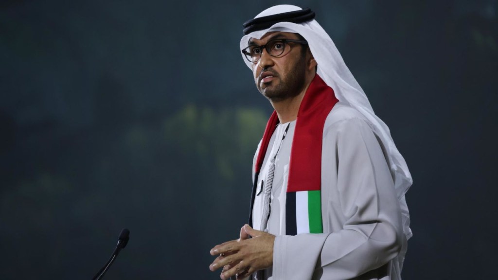 Sultan Al Jaber, presidente de la cumbre del clima COP28, habla en una presentación en Dubai el 2 de diciembre de 2023. (Crédito: Sean Gallup/Getty Images)