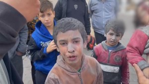 Niño en Gaza relata que sacó a su hermano muerto de los escombros