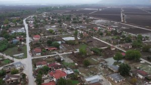 Imágenes aéreas muestran el antes y después de un pueblo griego tras las inundaciones
