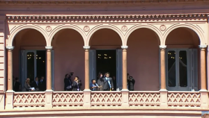 Javier Milei sale a saludar al balcón de la Casa Rosada