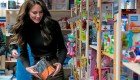 La princesa Kate y sus hijos envuelven regalos para niños necesitados