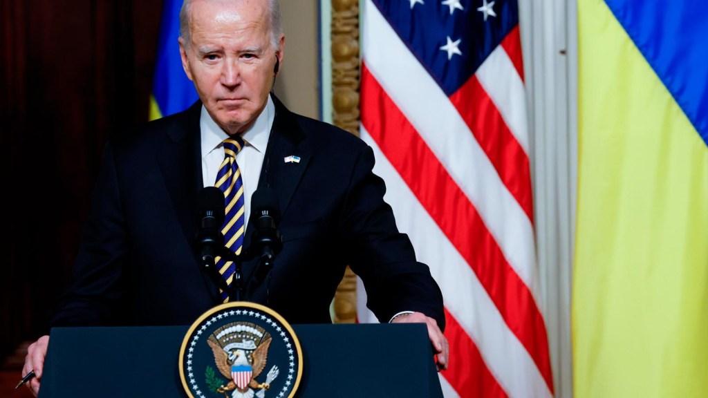 Biden promete apoyar a Ucrania con armas y equipos "mientras sea posible"