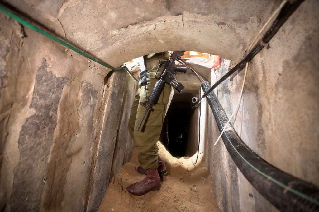 Un soldado israelí en un túnel subterráneo de la Ciudad de Gaza el 22 de noviembre. (Crédito: Victor R. Caivano/AP)