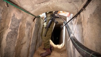 Un soldado israelí en un túnel subterráneo de la Ciudad de Gaza el 22 de noviembre. (Crédito: Victor R. Caivano/AP)