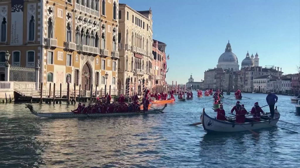 Decenas de Papá Noel dejan su trineo por una góndola en Venecia