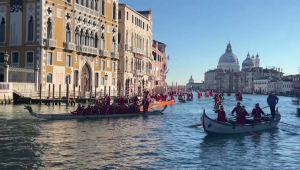 Decenas de Papá Noel dejan su trineo por una góndola en Venecia