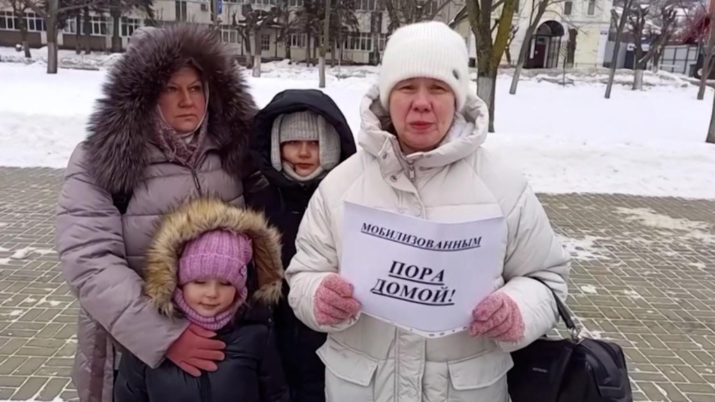 Los rusos piden a Putin que regrese los soldados a casa en una protesta pública poco habitual