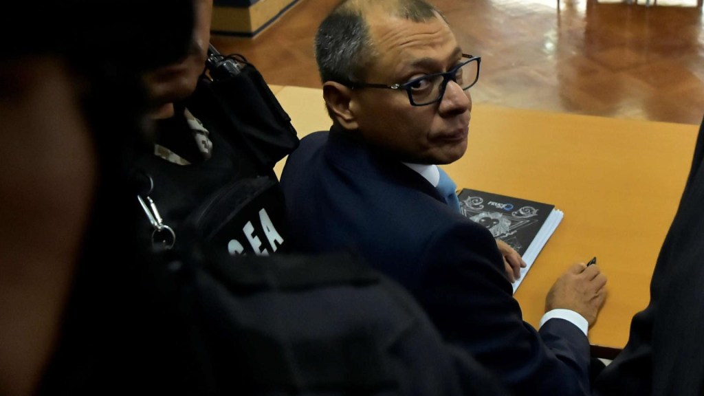 Fiscal Salazar: Glas no será detenido si sale de embajada mexicana