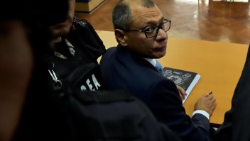Fiscal Salazar: Glas no será detenido si sale de embajada mexicana