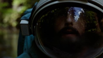 Netflix estrena tráiler de "Spaceman" con Adam Sandler
