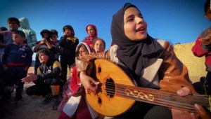Esta joven toca música para los niños de Gaza