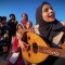 Esta joven toca música para los niños de Gaza