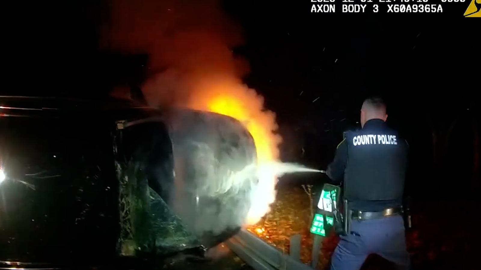 Dramático video muestra cómo policías sacan a un sospechoso de un
automóvil en llamas